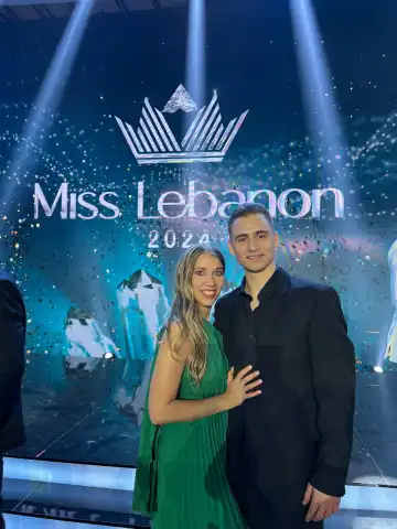 Снимка пред сценичен фон Miss Lebanon 2024.